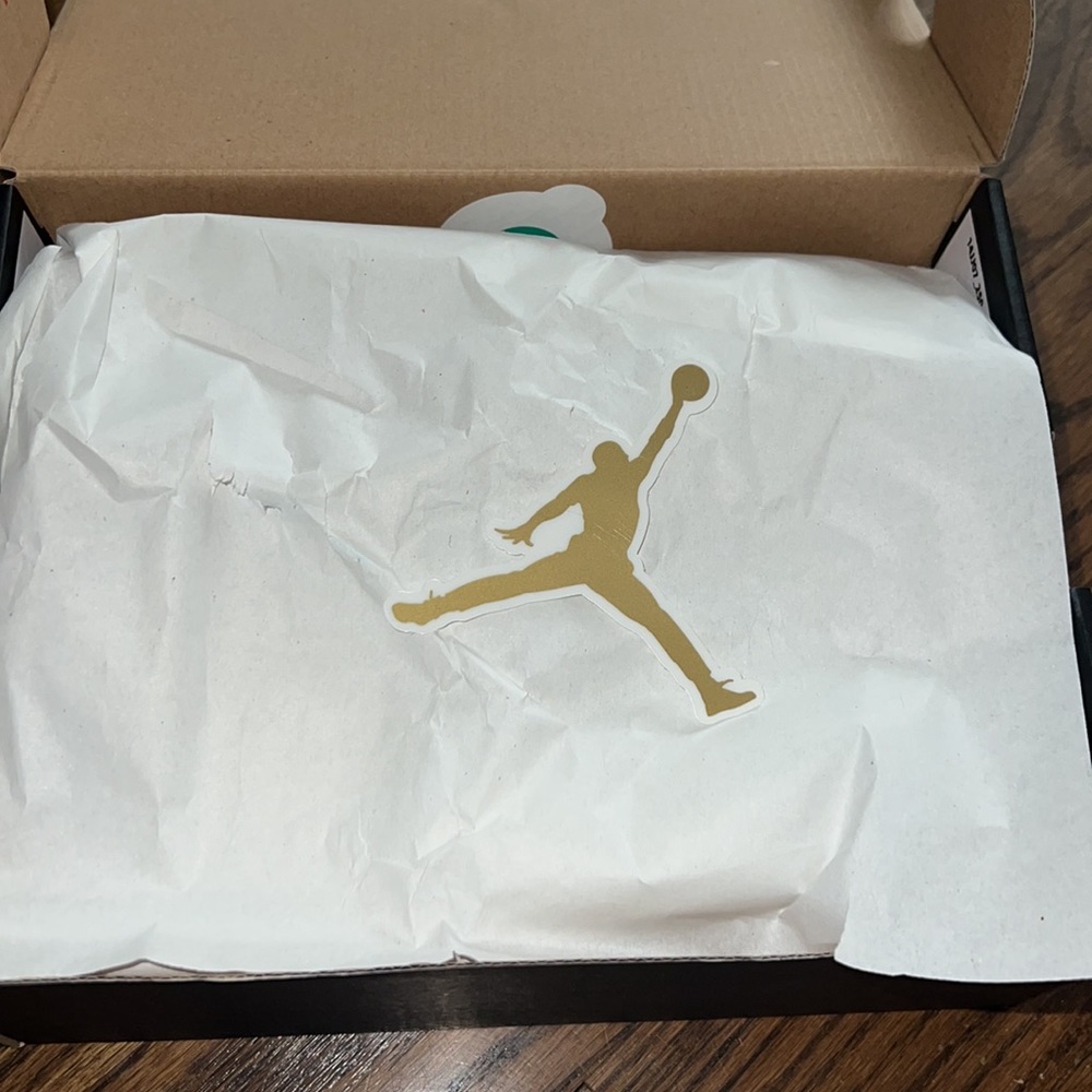 Jordan sneakers - worn a few times. Jordan 1 MID SE (PS) - Picture 9 of 10